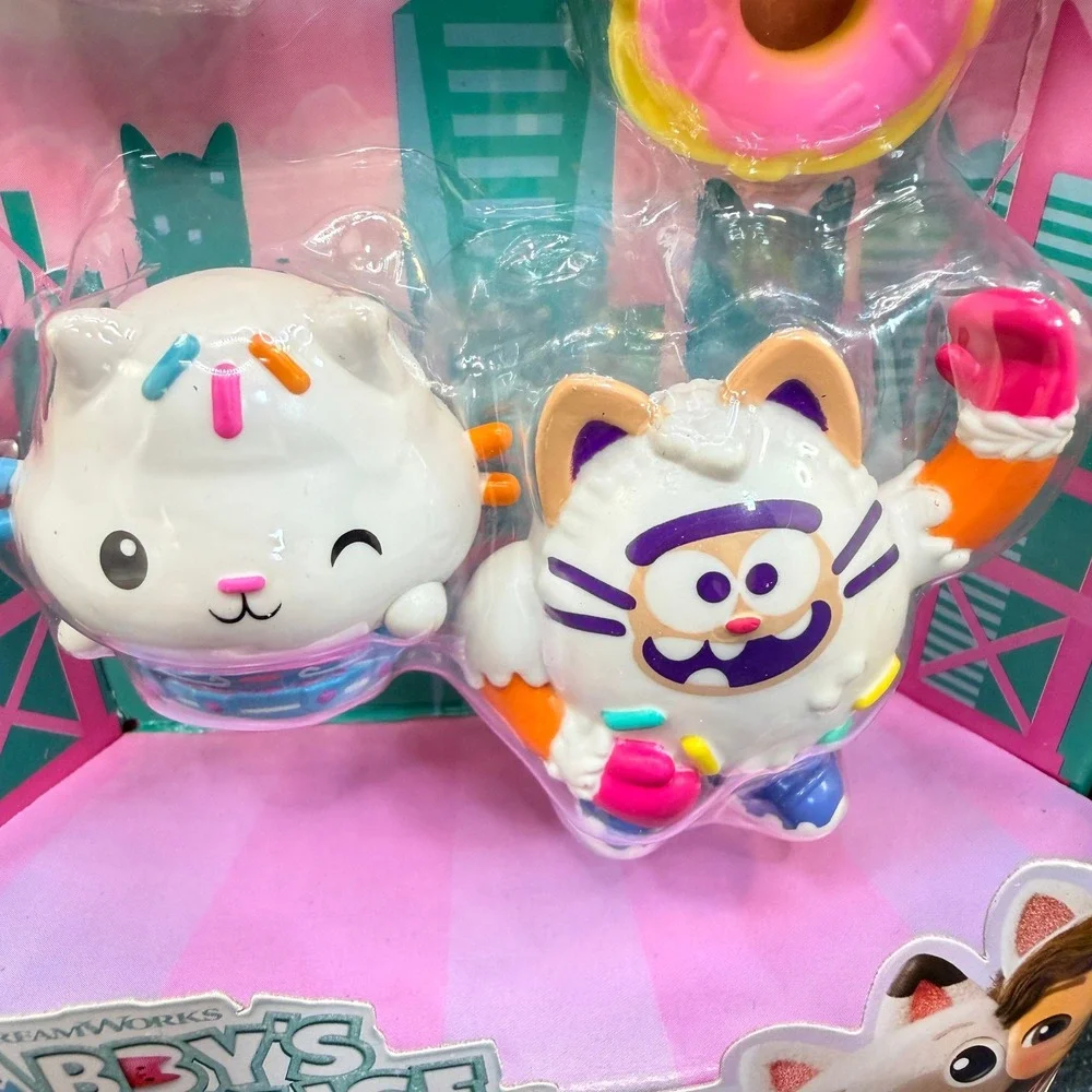 DreamWorks Gabby's Dollhouse Cakey Cat & Cookie Bobby Kids Toy White Pink